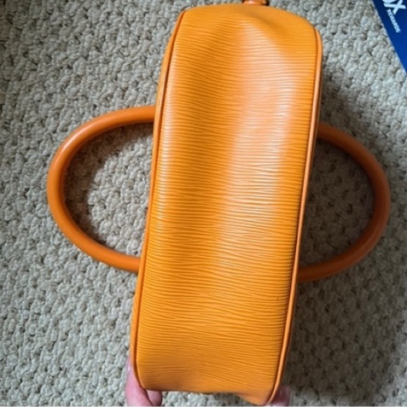 Rare Louis Vuitton Epi Orange Shoulder Bag - Picture 4 of 17